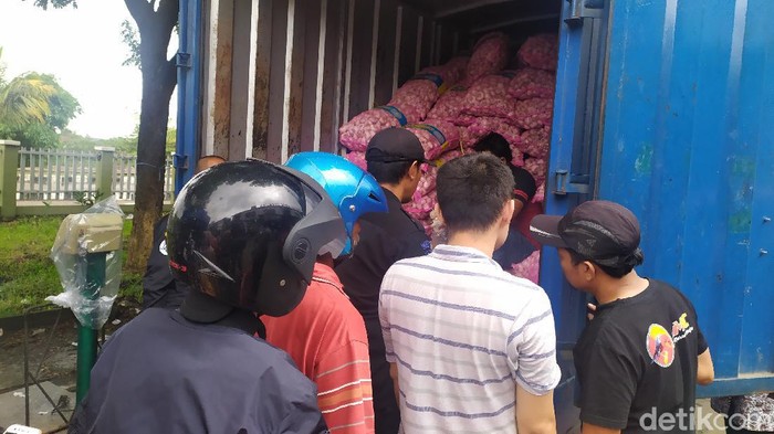 Operasi pasar murah tekah harga bawang putih yang tinggi di Cianjur