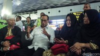 Tampak, Budi menyapa beberapa jemaah yang masih ada di lokasi.