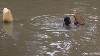 Mereka bergerak ke dalam sungai untuk mencari lumpur yang menjadi tempat berkumpulkan cacing sutra.