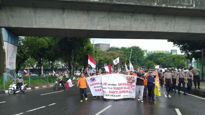 Karyawan PT Pos Indonesia long march ke Kementerian BUMN. (Foto: Sachril/detikcom)