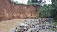 TPU Kampung Nanggerang ini memang berada di lahan yang cukup jauh dari pemukiman warga. Lahan tersebut berada persis di sisi aliran Sungai Cigading yang alirannya bermuara ke Sungai Cisadane.