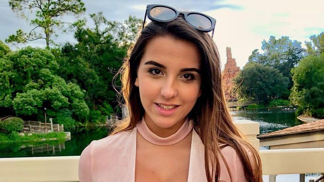 Model yang berasal dari Brazil ini populer di Instagram dengan 3 juta lebih pengikut. Teddy memiliki penggemar di seluruh dunia yang memuji kecantikan dirinya dan sosoknya yang menarik. Foto: Instagram