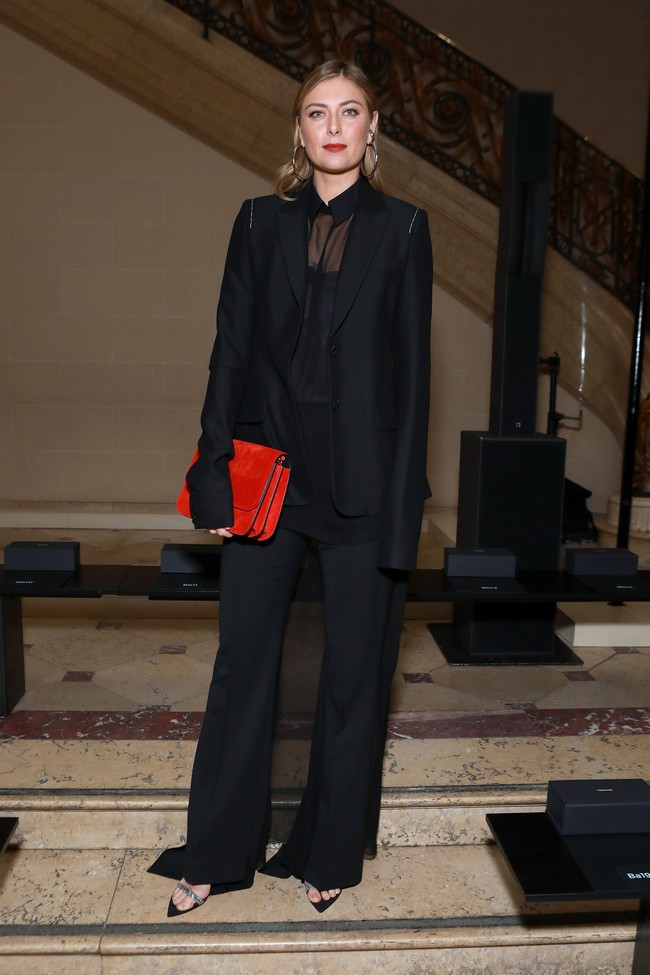 Sebelum mengumumkan pensiunnya, Maria Sharapova sempat menghadiri fashion show Vera Wang di New York Fashion Week Fall 2020 baru-baru ini. Setelan serba hitam berpotongan feminin dengan clutch merah mencolok menjadi andalannya. (Foto: Getty Images)