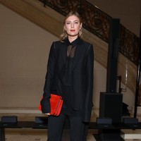 Sebelum mengumumkan pensiunnya, Maria Sharapova sempat menghadiri fashion show Vera Wang di New York Fashion Week Fall 2020 baru-baru ini. Setelan serba hitam berpotongan feminin dengan clutch merah mencolok menjadi andalannya. (Foto: Getty Images)