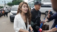 Ada sesuatu yang berbeda dengan penampilan Ayu saat ini. Pool/Palevi S/detikFoto.