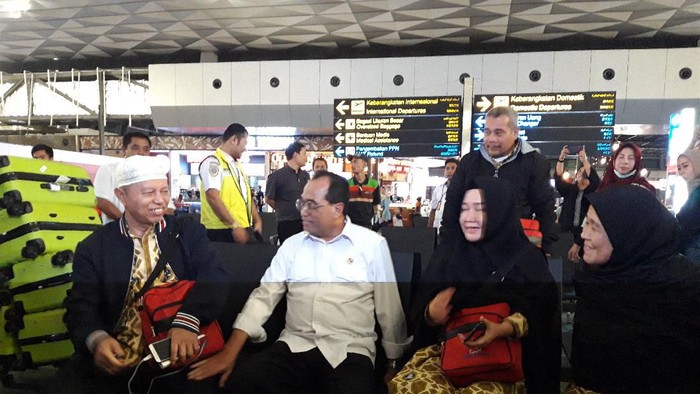 Menhub Budi Karya temui jamaah umrah di Bandara Soetta
