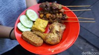 Penasaran dengan rasa makanan Sunda di sini, kami langsung mencoba menu yang paling laris di sini. Ada Ayam Goreng (Rp 17.000), dengan tambahan tahu dan tempe (Rp 6.000), Sate Telor Puyuh (Rp 6.000), dan Sate Kulit (Rp 3.000). Foto: dok.detikFood