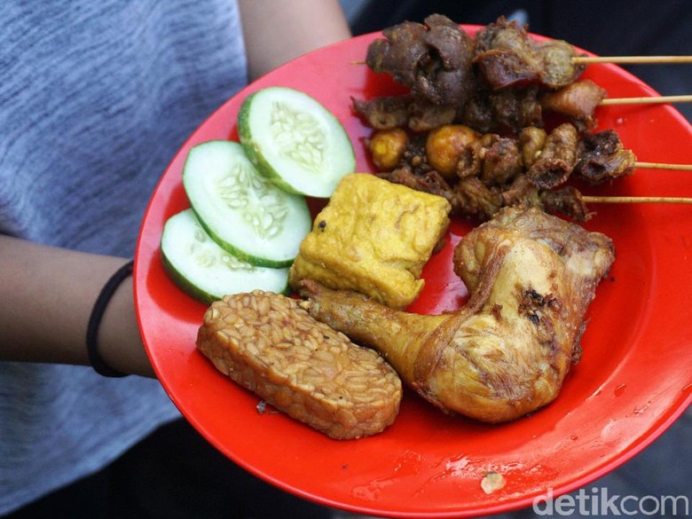 RM Ibu Ida: Raos Pisan! Makan Ayam dan Bandeng Prasmanan Murah Meriah RM Ibu Ida: Raos Pisan! Makan Ayam dan Bandeng Prasmanan Murah Meriah