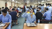 Sejumlah kru kapal tersebut terlihat sehat.