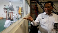 Buwas menunjukkan kepada awak media proses pengemasan beras kemasan yang rencananya akan diekspor ke Arab Saudi.