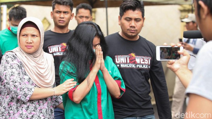 Vitalia Sesha Ditangkap Karena Narkoba Polres Jakarta Barat merilis kasus narkoba artis Vitalia Sesha, Kamis (27/2/2020). Polisi menghadirkan Vitalia Sesha dalam kegiatan jumpa pers tersebut.