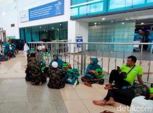 Datang Sejak Kemarin, 200 Jemaah dari Jember Gagal Berangkat Umroh