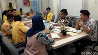 Massa mahasiswa ini ditemui oleh Kepala Ombudsman perwakilan DIY Budhi Masthuri dan asisten Rifky Taufiqurrahman.