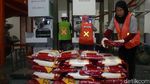 Melihat Proses Pengemasan Beras Bulog di Utara Jakarta
