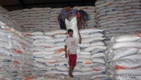 Gudang Bulog yang berada di kawasan Kelapa Gading tak hanya mampu menampung hingga ratusan ribu ton beras tetapi juga menjadi tempat untuk memproduksi berbagai beras Bulog.