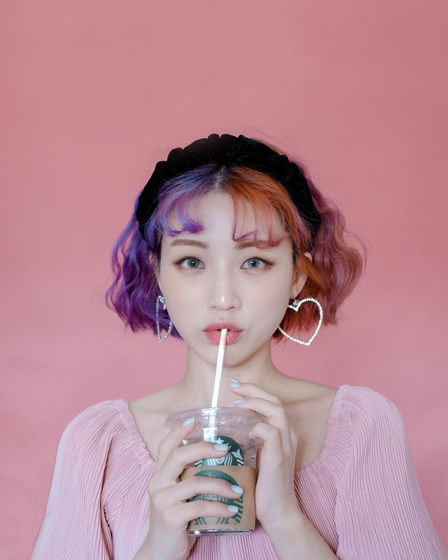 Selebriti Indonesia lain yang juga berdarah Korea adalah Han Yoo Ra. Han Yoo Ra sendiri telah pindah dan tinggal di Indonesia sejak dirinya masih duduk di bangku SMP. Dirinya pernah membintangi sitkom di televisi swasta yang berjudul Kelas Internasional. Foto: Instagram @big_miss_han