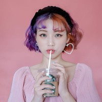 Selebriti Indonesia lain yang juga berdarah Korea adalah Han Yoo Ra. Han Yoo Ra sendiri telah pindah dan tinggal di Indonesia sejak dirinya masih duduk di bangku SMP. Dirinya pernah membintangi sitkom di televisi swasta yang berjudul Kelas Internasional. Foto: Instagram @big_miss_han