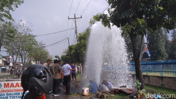 Hidran di Medan bak air mancur setelah ditabrak mobil.