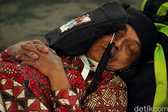 Menanti Kepastian Umrah Hingga Terlelap Jemaah RI yang sudah siap berangkat umrah tertahan di Bandara Soekarno-Hatta (Soetta), Tangerang. Mereka bahkan sampai terlelap.