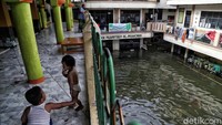 Tak sedikit warga yang memilih mengungsi ke tempat yang lebih aman akibat banjir dengan ketinggian air yang cukup tinggi merendam rumah mereka.