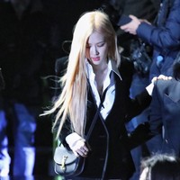 Rose Blackpink terlihat menerapkan kemeja putih yang dilengkapi blazer hitam. Atasan tersebut dipadukan dengan celana pendek yang memang sering dikenakannya ketika manggung. Penampilan serba Saint Laurent itu pun ditunjang tas selempang mini dan sepatu boots tinggi yang membuat gayanya semakin mencuri atensi.Foto: Fansite