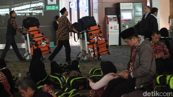 Jemaah RI yang sudah siap berangkat umrah tertahan di Bandara Soekarno-Hatta (Soetta), Tangerang. Mereka bahkan sampai terlelap.