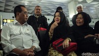 Pemerintah Arab Saudi menangguhkan visa umrah dari negara yang terjangkit virus corona.