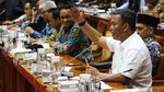 Ekspresi Anies Saat Rapat Bareng Komisi X Bahas Revitalisasi TIM