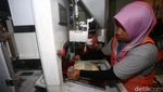 Melihat Proses Pengemasan Beras Bulog di Utara Jakarta
