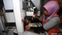 Ada berbagai jenis beras Bulog yang dikemas di gudang tersebut.