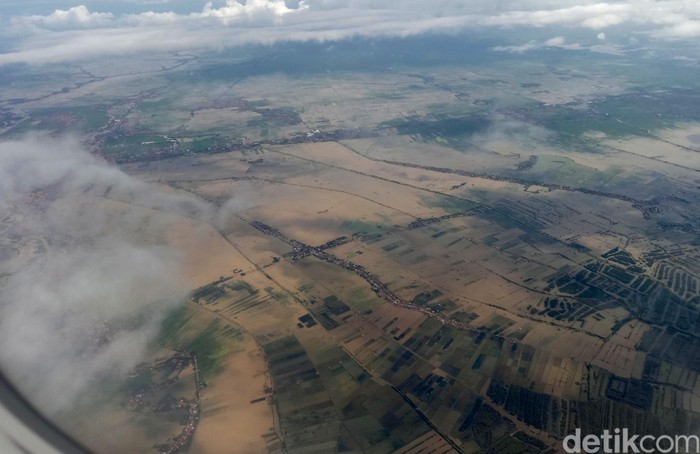 Pemandangan Banjir Rendam Ribuan Hektare Sawah di Karawang Ribuan hektare sawah di Karawang, Jawa Barat, terendam banjir. Begini potret banjir Karawang dilihat dari udara, Kamis (27/2).