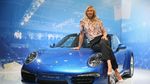 Terpesona Maria Sharapova (dan Porsche-nya)