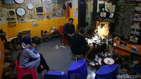 Koh Hendra Aseng merupakan salah seorang tukang servis jam yang menjajakan jasanya untuk memperbaiki jam di kawasan Pasar Lama Jatinegara, Jakarta.