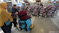 Hingga kini beberapa kloter jamaah masih bertahan di bandara.