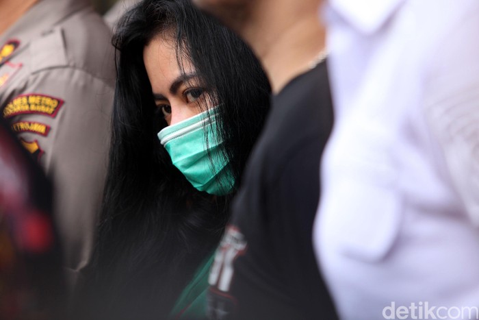 Vitalia Sesha Ditangkap Karena Narkoba Polres Jakarta Barat merilis kasus narkoba artis Vitalia Sesha, Kamis (27/2/2020). Polisi menghadirkan Vitalia Sesha dalam kegiatan jumpa pers tersebut.