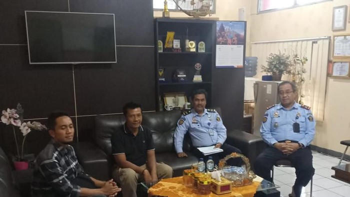 Yoki Chandra (kedua-kiri) berbincang dengan Petugas Bapas Kelas II Bandung.