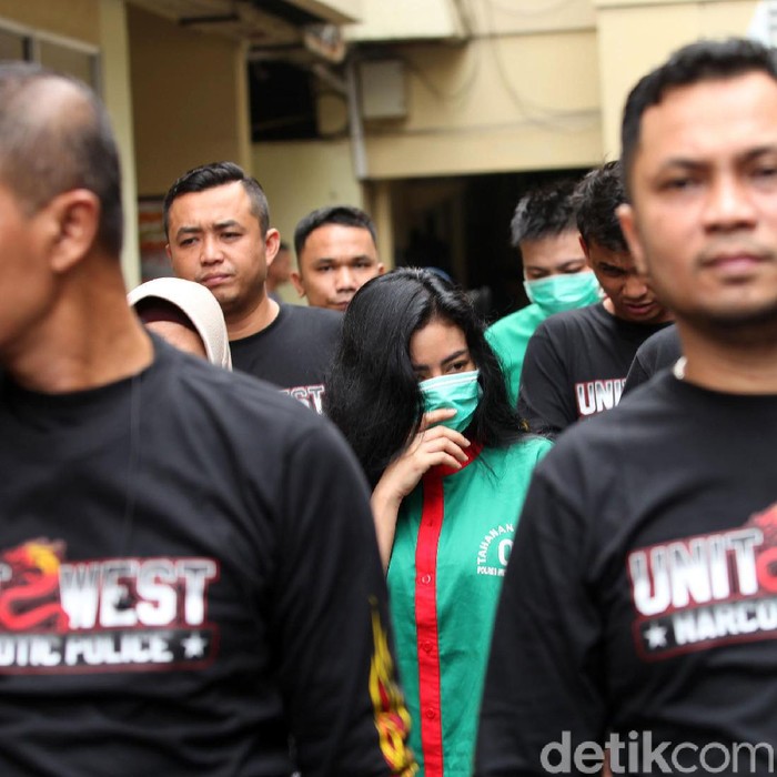 Vitalia Sesha Ditangkap Karena Narkoba Polres Jakarta Barat merilis kasus narkoba artis Vitalia Sesha, Kamis (27/2/2020). Polisi menghadirkan Vitalia Sesha dalam kegiatan jumpa pers tersebut.