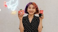 Rupanya, Han Yoo Ra juga tertarik dengan makanan Indonesia lho. Lihat posenya dengan membawa makanan dan minuman dari bisnis kuliner Gibran, Kaesang dan Chef Arnold ini. Foto: Instagram @big_miss_han