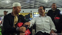 Bapak dari mana? sapa Budi kepada salah satu jemaah. Dari Lombok, ucap jemaah tersebut.