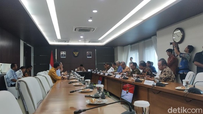 Menko PMK Muhadjir Effendy menggelar rapat tingkat menteri membahas mengenai pelarangan umrah oleh Arab Saudi untuk mencegah virus corona.