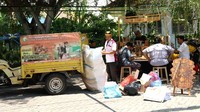 Petugas bank sampah mengumpulkan sampah yang ditukarkan dengan kopi di Kampus Unair Banyuwangi, Jawa Timur.