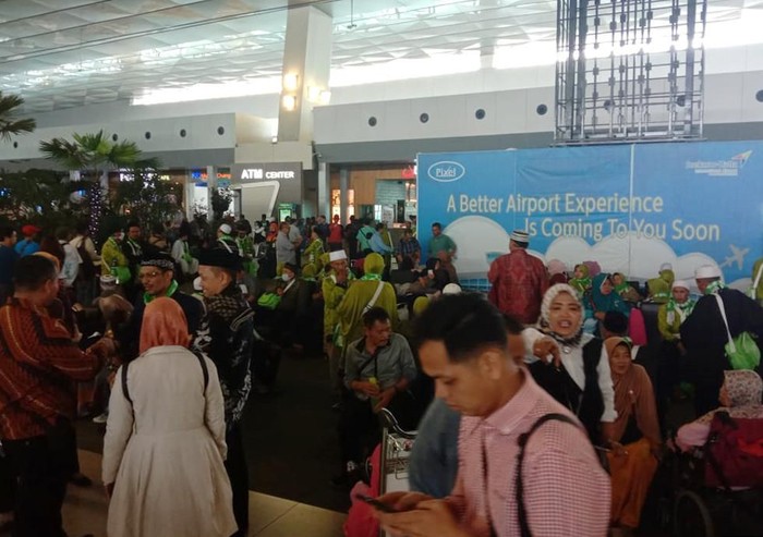 Ketua Umum SAPUHI Syam Resfiadi melaporkan jemaah umrah Indonesia per pukul 12.00 WIB sudah tak bisa terbang ke Arab Saudi. Begini situasinya.