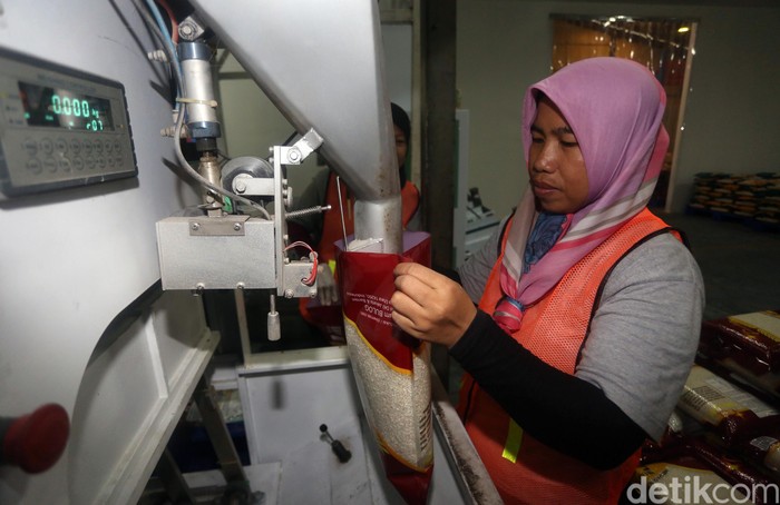 Gudang Beras Bulog di Kelapa Gading Gudang Bulog di Kelapa Gading tak hanya menampung ratusan ribu ton beras. Di gudang itu juga diproduksi berbagai beras kualitas medium hingga premium.