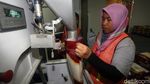 Melihat Proses Pengemasan Beras Bulog di Utara Jakarta