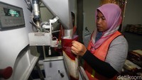 Seorang pekerja sedang melakukan pengemasan beras Bulog di gudang beras Bulog yang berada di kawasan kelapa Gading, Jakarta, Kamis (27/2/2020).