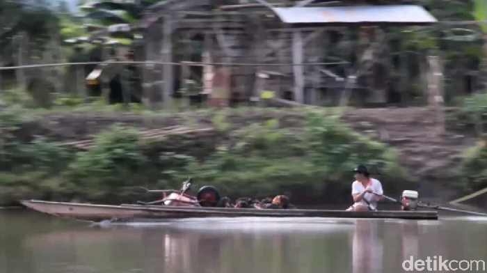 Warga Desa Leling, Kecamatan Tommo, Kabupaten Mamuju, Sulawesi Barat berharap pemerintah membangun jembatan.