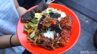RM Ibu Ida juga terkenal dengan nasi rames atau nasi campurnya. Dengan kisaran harga Rp 30.000 per porsinya, pengunjung bisa makan puas dengan nasi, pilihan sayur tumis, lauk kering, sambal, sate goreng, dan pilihan menu daging seperti ayam atau ikan. Foto: dok.detikFood