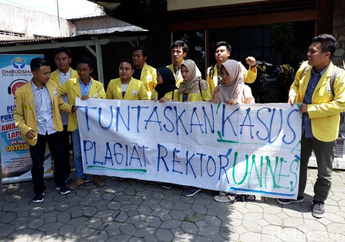 Mahasiswa Unnes Datangi ORI DIY Terkait Kasus Plagiat Rektor Unnes Mahasiswa yang tergabung dalam BEM KM Unnes datangi ORI Perwakilan DIY. Mereka meminta Ombudsman mendesak UGM untuk segera tuntaskan kasus plagiat Rektor Unnes.
