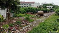 Tahun 2019 berlalu, 2020 pun datang. Saat malam pergantian tahun baru, Jakarta diguyur hujan ekstrem. Akibatnya, beberapa kawasan DKI Jakarta pun terendam banjir. Persoalan banjir ini kemudian memunculkan kembali persoalan pembebasan lahan proyek sodetan Kali Ciliwung.