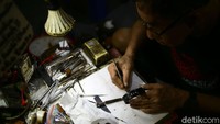 Dalam sehari Koh Hendra mampu memperbaiki 10 hingga 20 jam tangan.